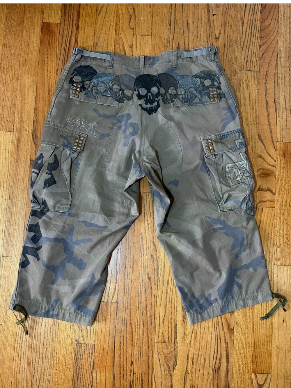 The Great China Wall Camo 3/4  Skull Cargo Shorts - Olive Green vintage